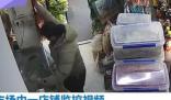 男子4秒连拍6掌徒手摔死老鼠 这真是个狠人啊